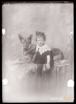 Photographie d'une fille avec un chien (Le Val-d'Ajol)